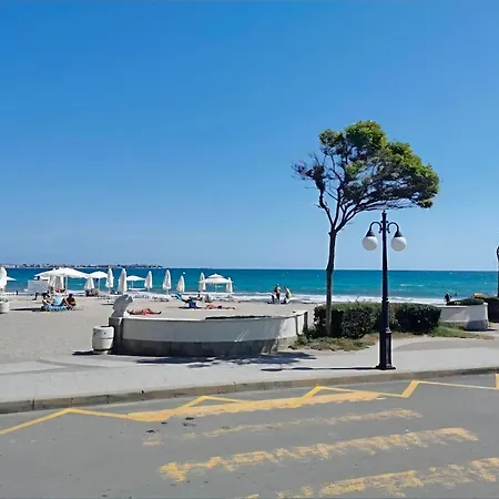 Apartman Elegant Beachfront At *